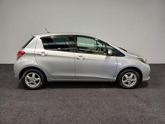 2011 Toyota Vitz - Thumbnail