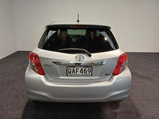 2011 Toyota Vitz - Thumbnail