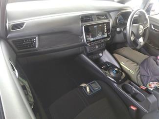 2022 Nissan LEAF - Thumbnail