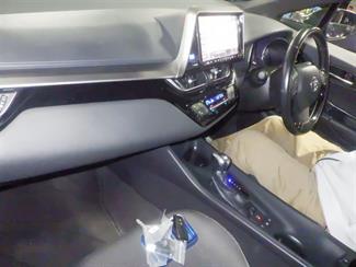2017 Toyota C-HR - Thumbnail