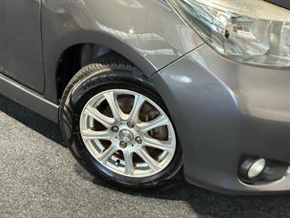 2011 Toyota Vitz - Thumbnail