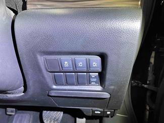 2017 Nissan Elgrand - Thumbnail