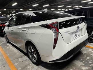 2018 Toyota Prius - Thumbnail