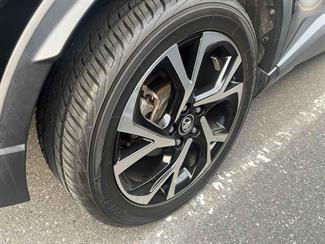 2017 Toyota C-HR - Thumbnail