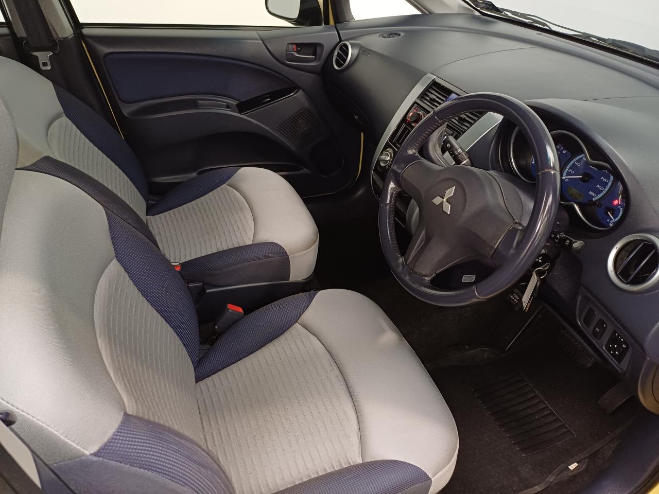 2004 Mitsubishi Colt
